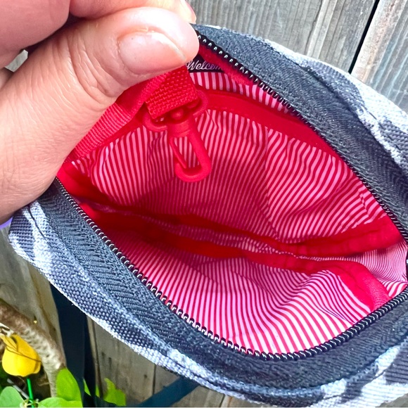 NWOT Herschel Animal Print. Crossbody Bag - Picture 6 of 8